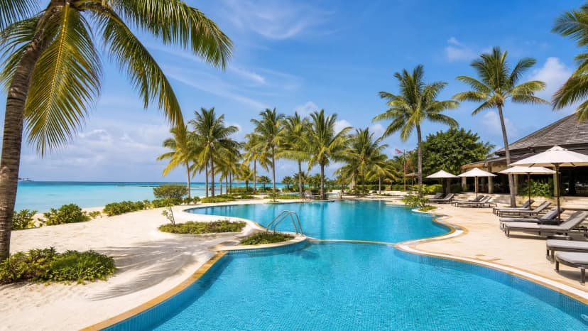 Holiday Inn Kandooma — светлый тропический resort с pool area и пляжем