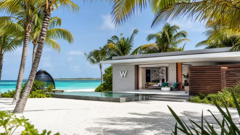 W Maldives — стильная beach villa, белый песок и яркая лагуна