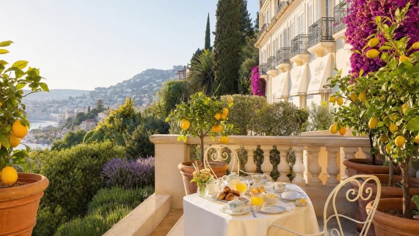 Hôtel Lemon Menton — солнечная терраса с завтраком и лимонными деревьями