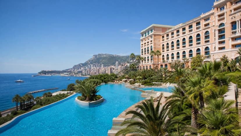 Monte-Carlo Bay Hotel — infinity pool 4000 м² с видом на Средиземное море