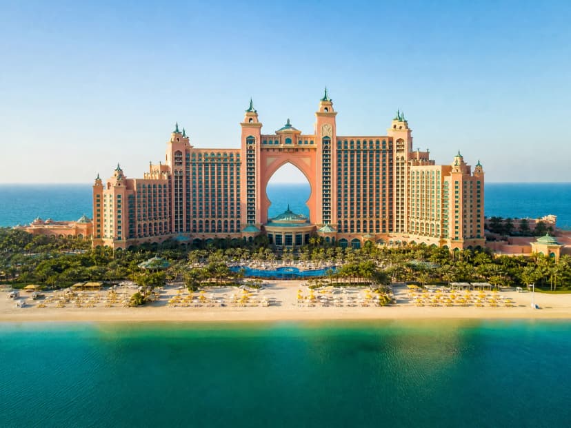 Atlantis, The Palm — iconic beachfront resort на Palm Jumeirah с private beach, теплым солнцем и премиальной resort atmosphere