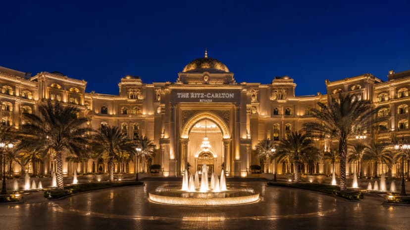 The Ritz-Carlton Riyadh — дворцовый фасад, фонтаны и royal luxury atmosphere