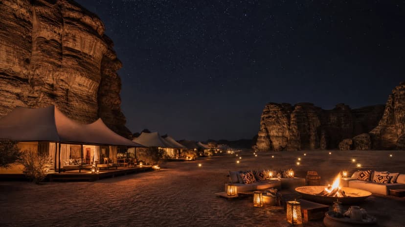 Shaden Resort AlUla — tented camp в каньоне, sandstone formations и звёздная пустынная ночь