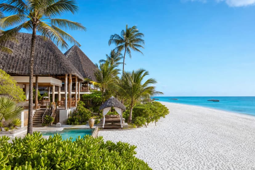 Zuri Zanzibar Hotel & Resort — премиальный пляжный курорт в Нунгви с белым песком, бирюзовой водой, пальмами и атмосферой private beach luxury