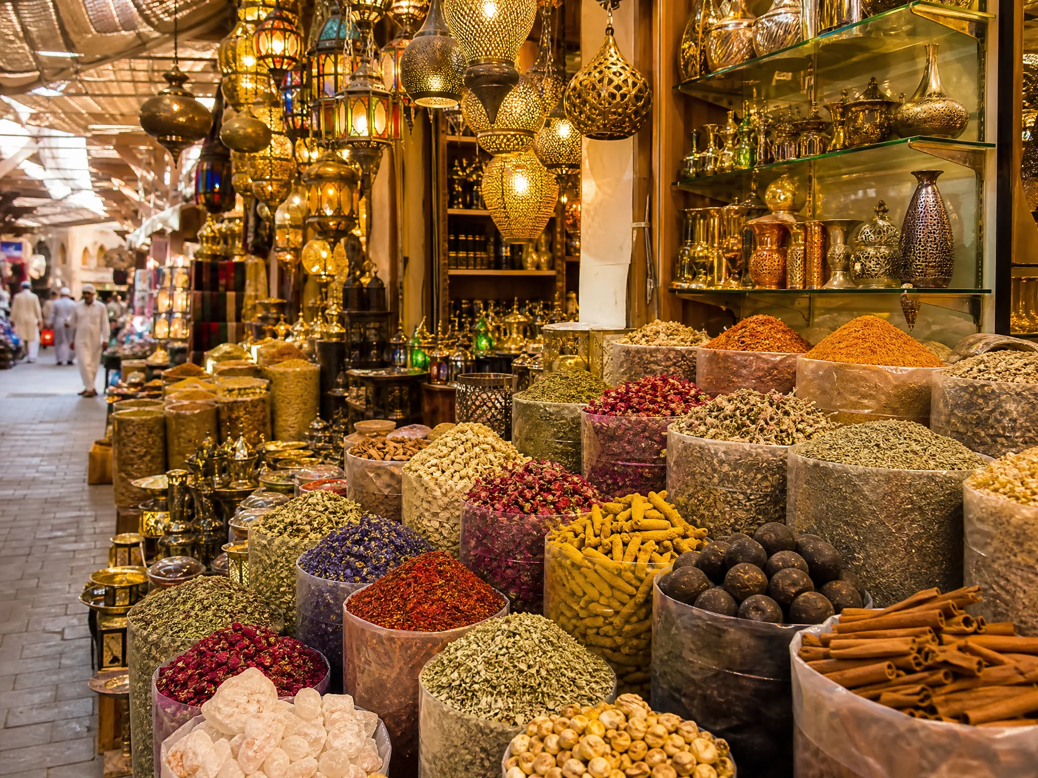Старый рынок специй и золота — красочный souk в Deira с пряностями, фонарями и authentic Dubai market texture