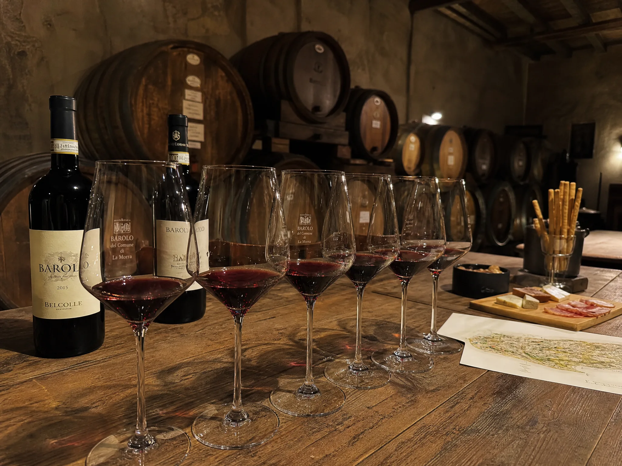 Вино Barolo — дегустация в погребе Пьемонта с дубовыми бочками и refined wine culture mood