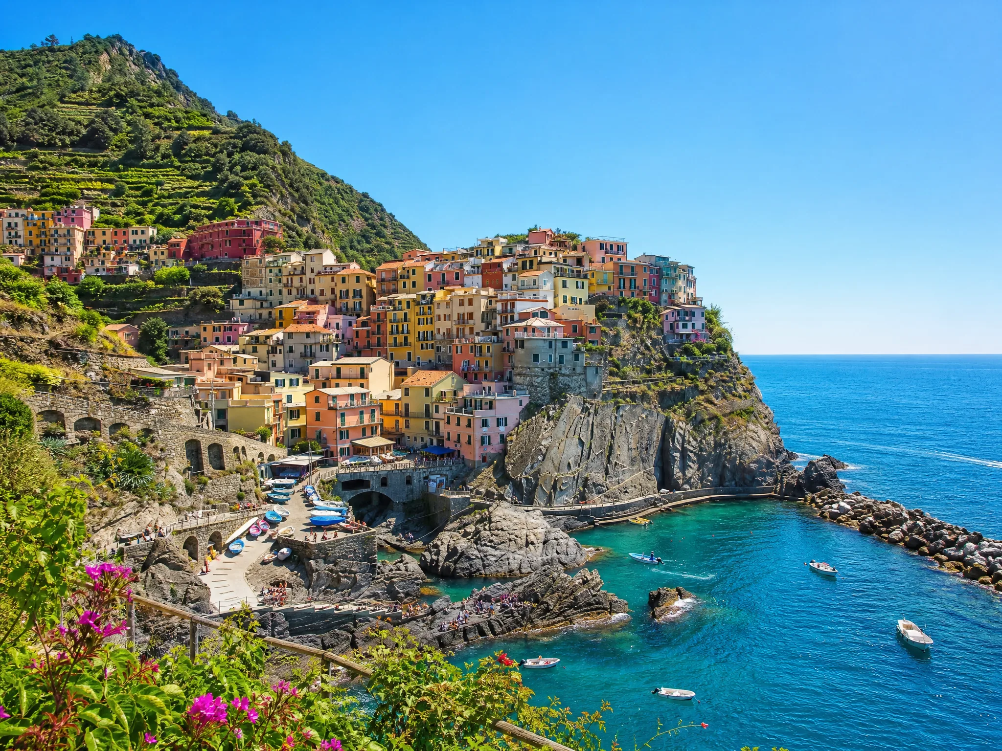 Cinque Terre — разноцветные деревушки Лигурии на скалах над ярко-синим морем