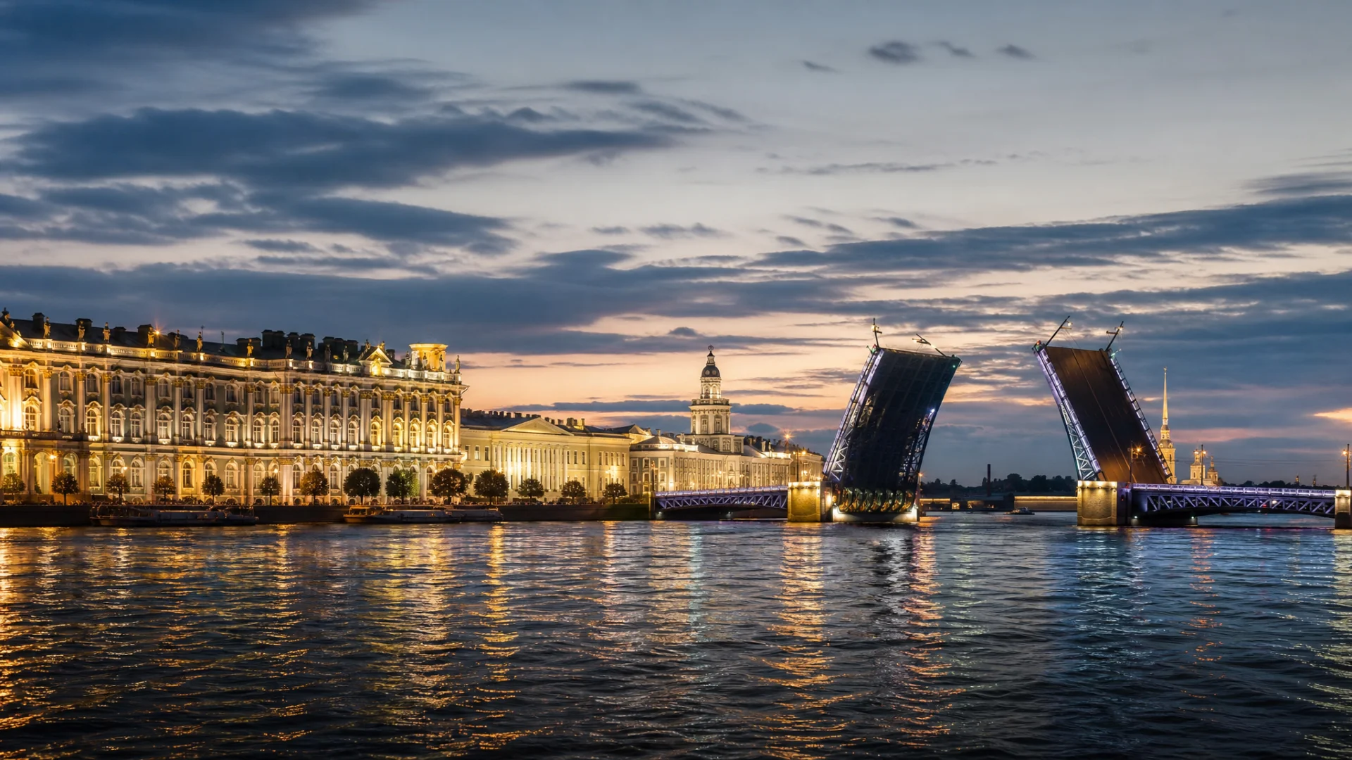 Санкт-Петербург — разводные мосты и белые ночи над Невой